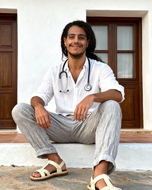 Dr. Arthur de Freitas, médico especializado en nutrición clínica, endocrinología y medicina estética, con enfoque personalizado en salud, bienestar y estética.