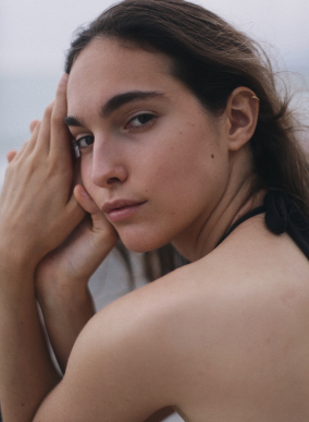 Mujer mostrando su rostro, reflejando resultados naturales y equilibrados en medicina estética, enfocada en armonía, naturalidad y belleza sin distorsionar la autenticidad facial.