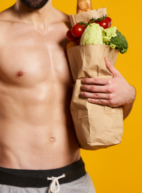 Hombre con bolsa de alimentos saludables, enfoque en nutrición deportiva y optimización de la composición corporal en hombres.